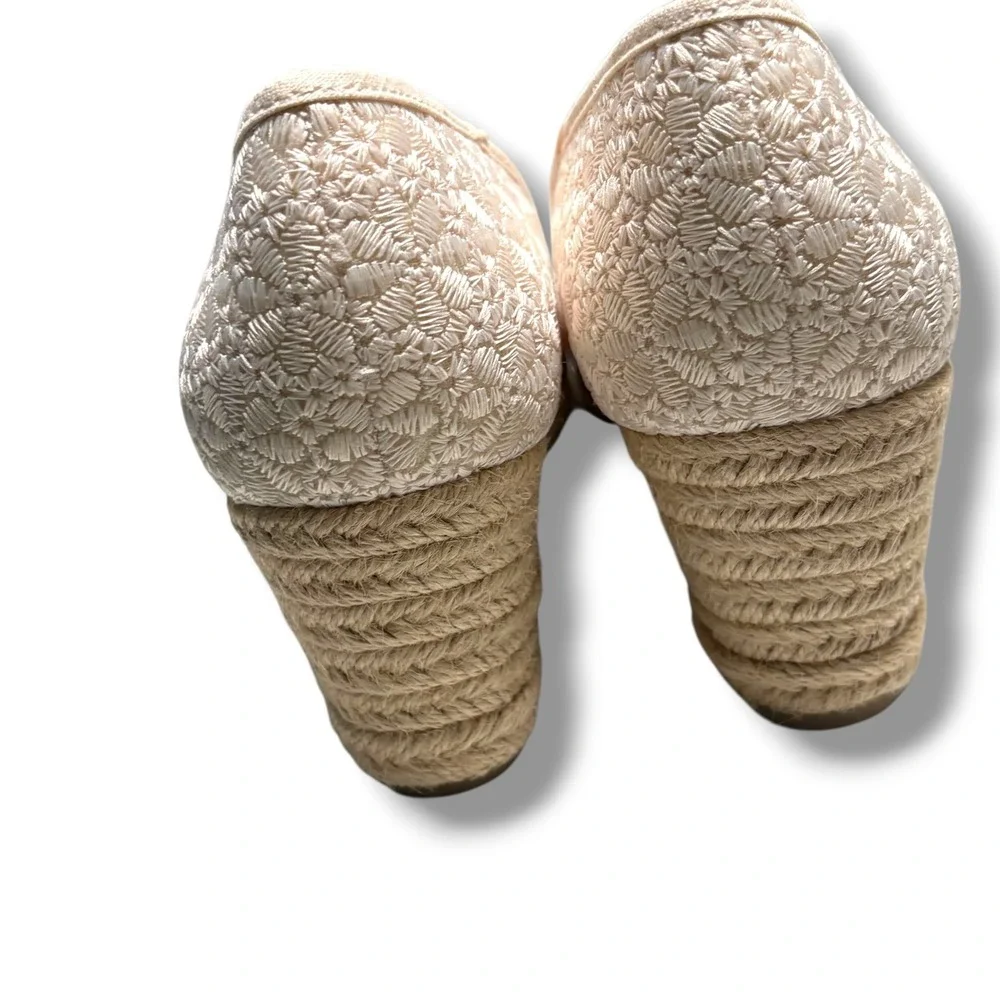 Bandolino Womens Nuri Cream Embroidered Peep Toe Espadrille Wedge Shoes Sz 9.5M